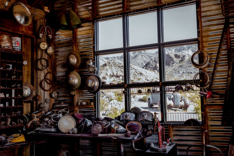 cordonnerie-VALDEROURE-min_shop_window_part_junk_abandoned-138873